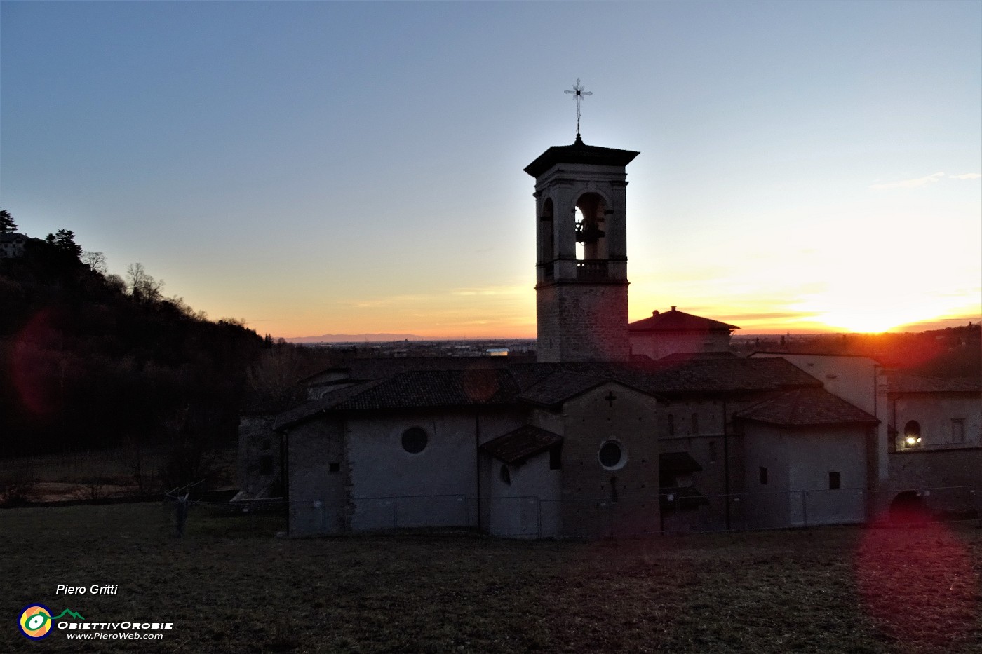 92 Luci e colori del tramonto al Monastero di Astino .JPG